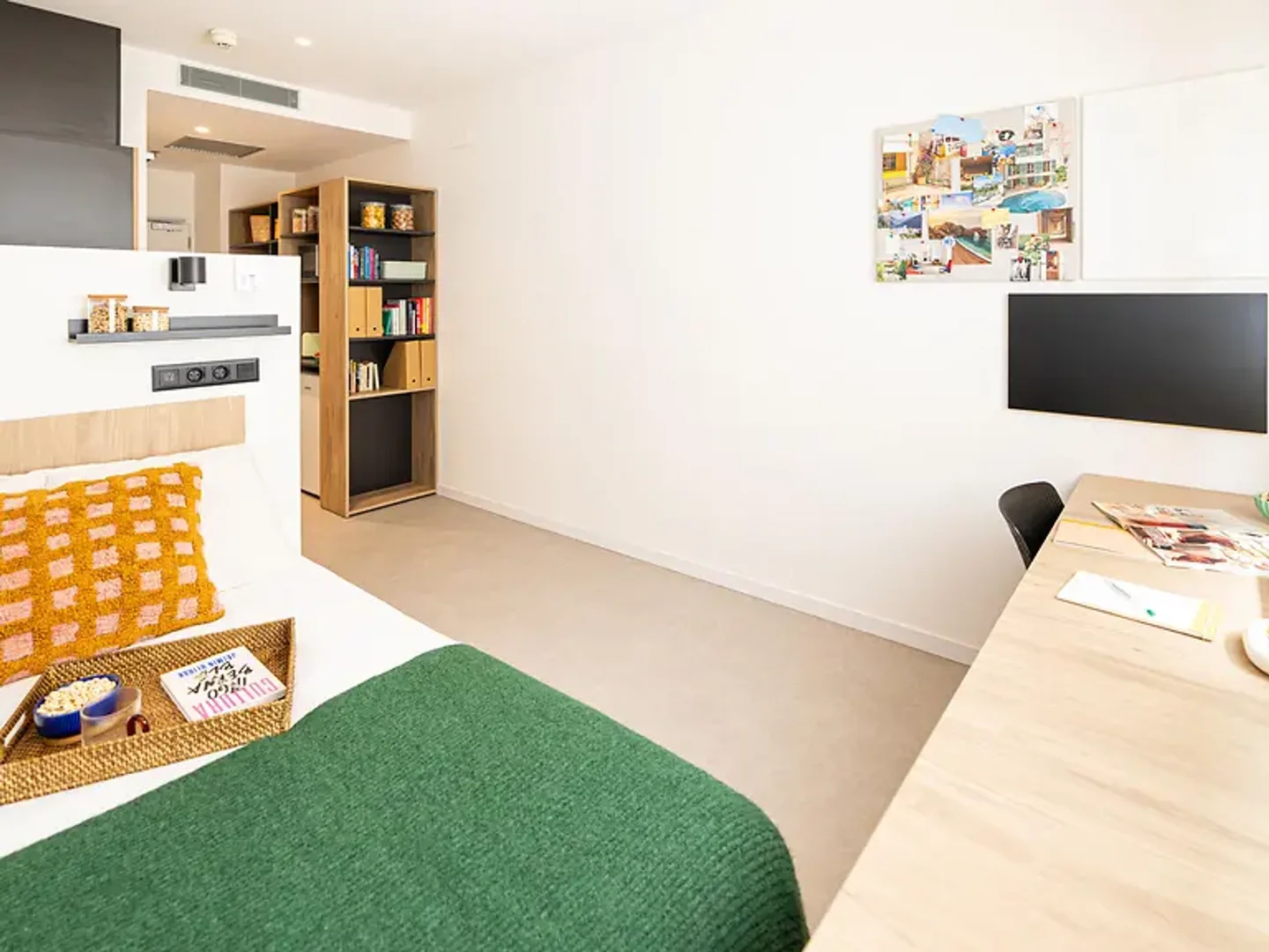 Studentenzimmer in  mit Arbeitsbereich und Gemeinschaftseinrichtungen