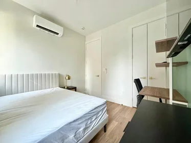 Private room at Kent Avenue, Bedford-Stuyvesant, image 2 of 7