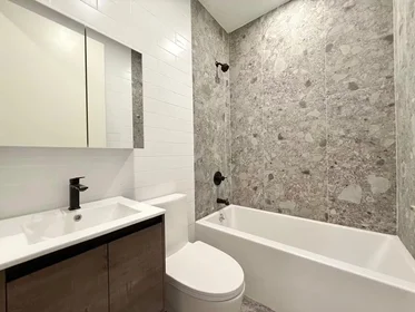 Private room at Kent Avenue, Bedford-Stuyvesant, image 4 of 7