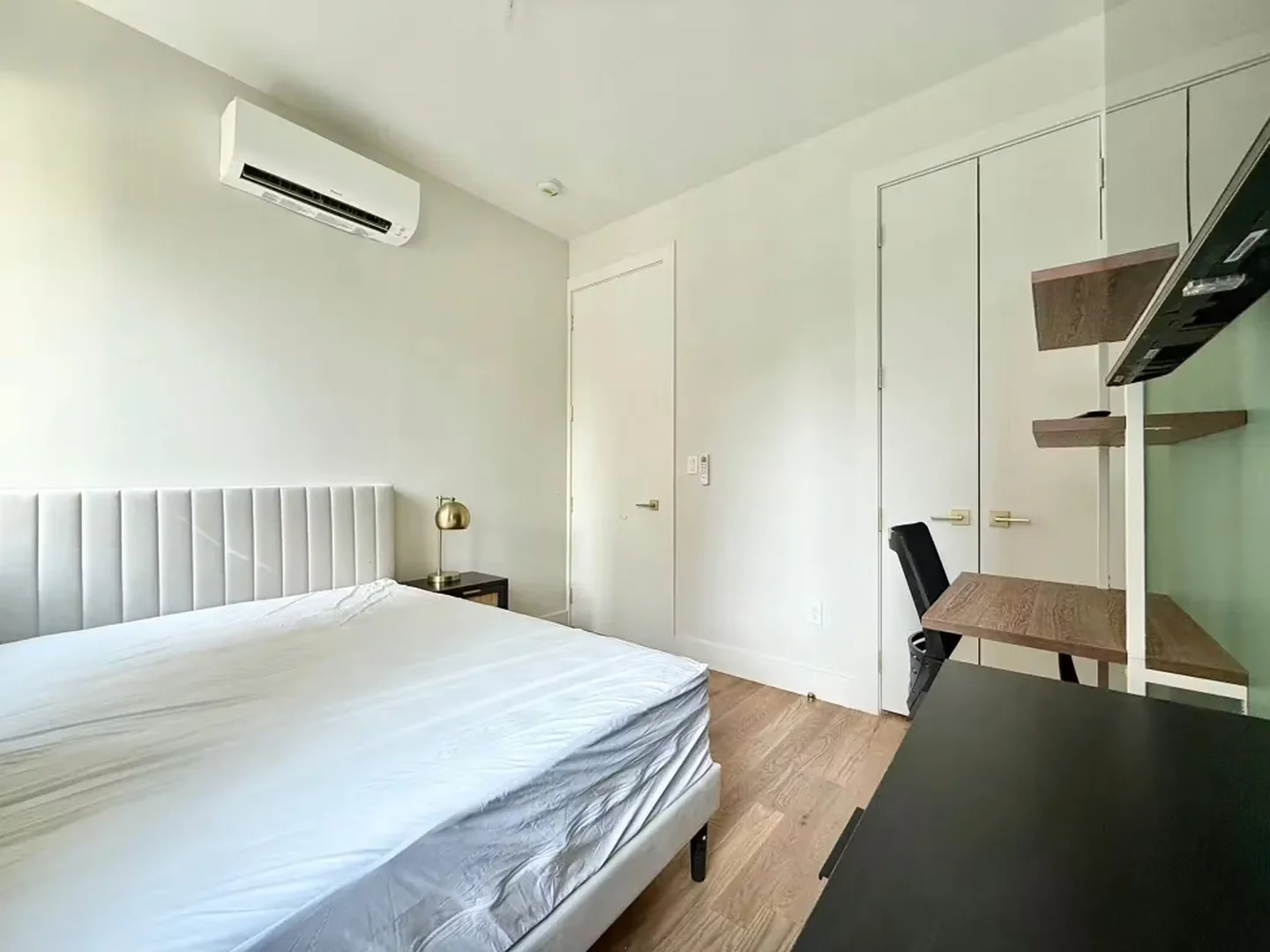 Student-friendly room in  with modern amenities