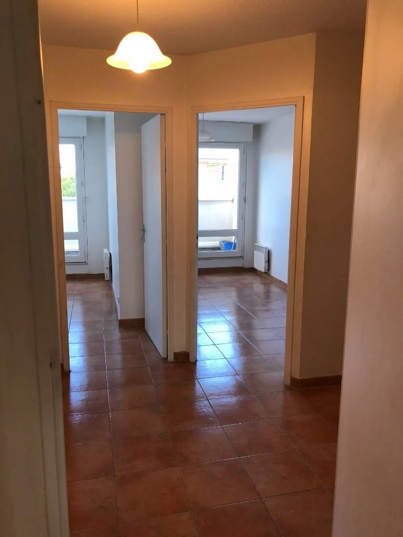 Quarto de estudante em  com área de estudo e instalações partilhadas