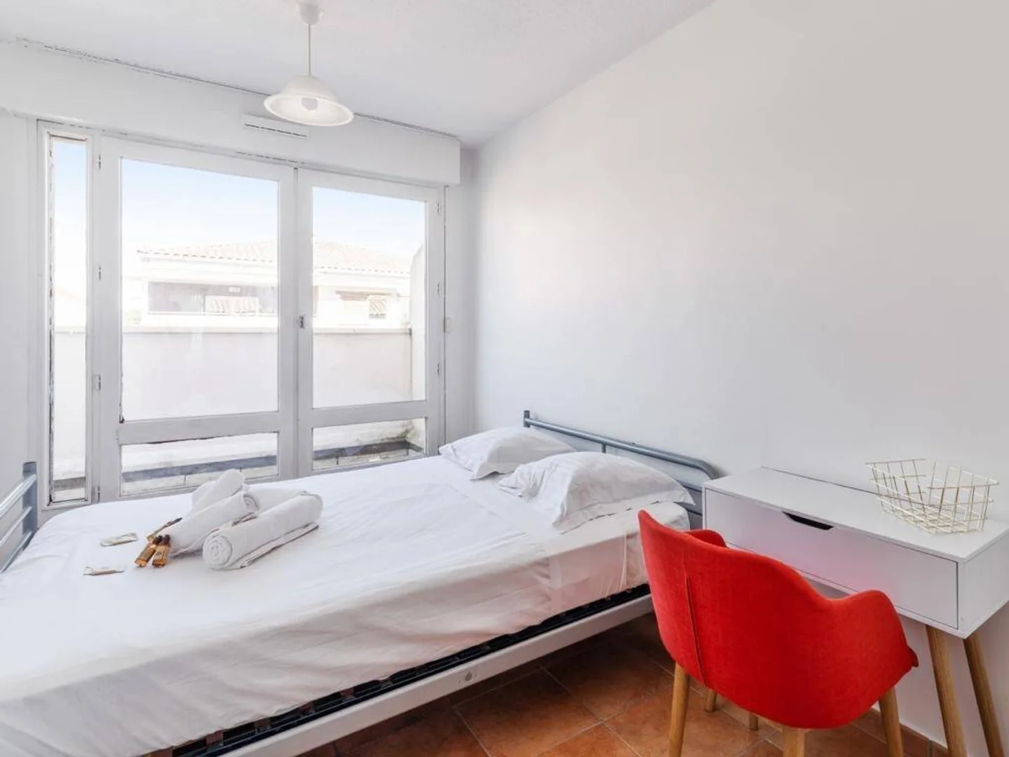 Quarto para alugar em apartamento de estudantes em , totalmente mobilado