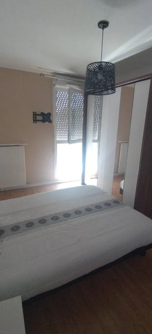 'da üniversiteye kolay erişime sahip aydınlık ve havadar öğrenci odası