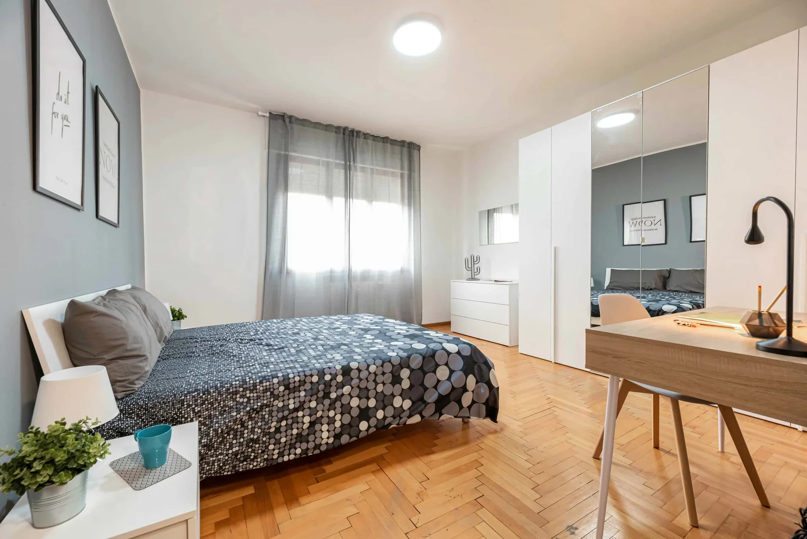 Habitación para estudiantes en con área de estudio y facilidades compartidas
