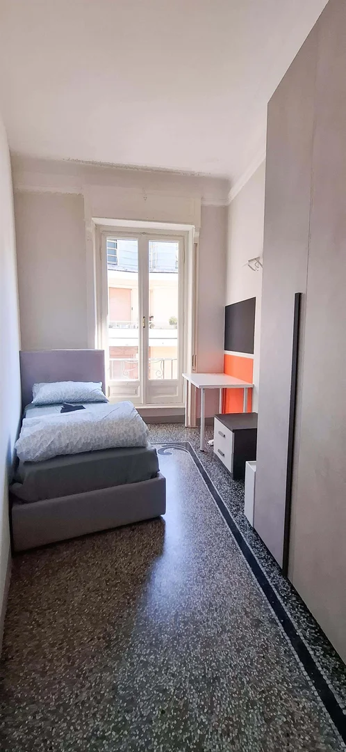 Camera per studenti in con area studio e servizi in comune