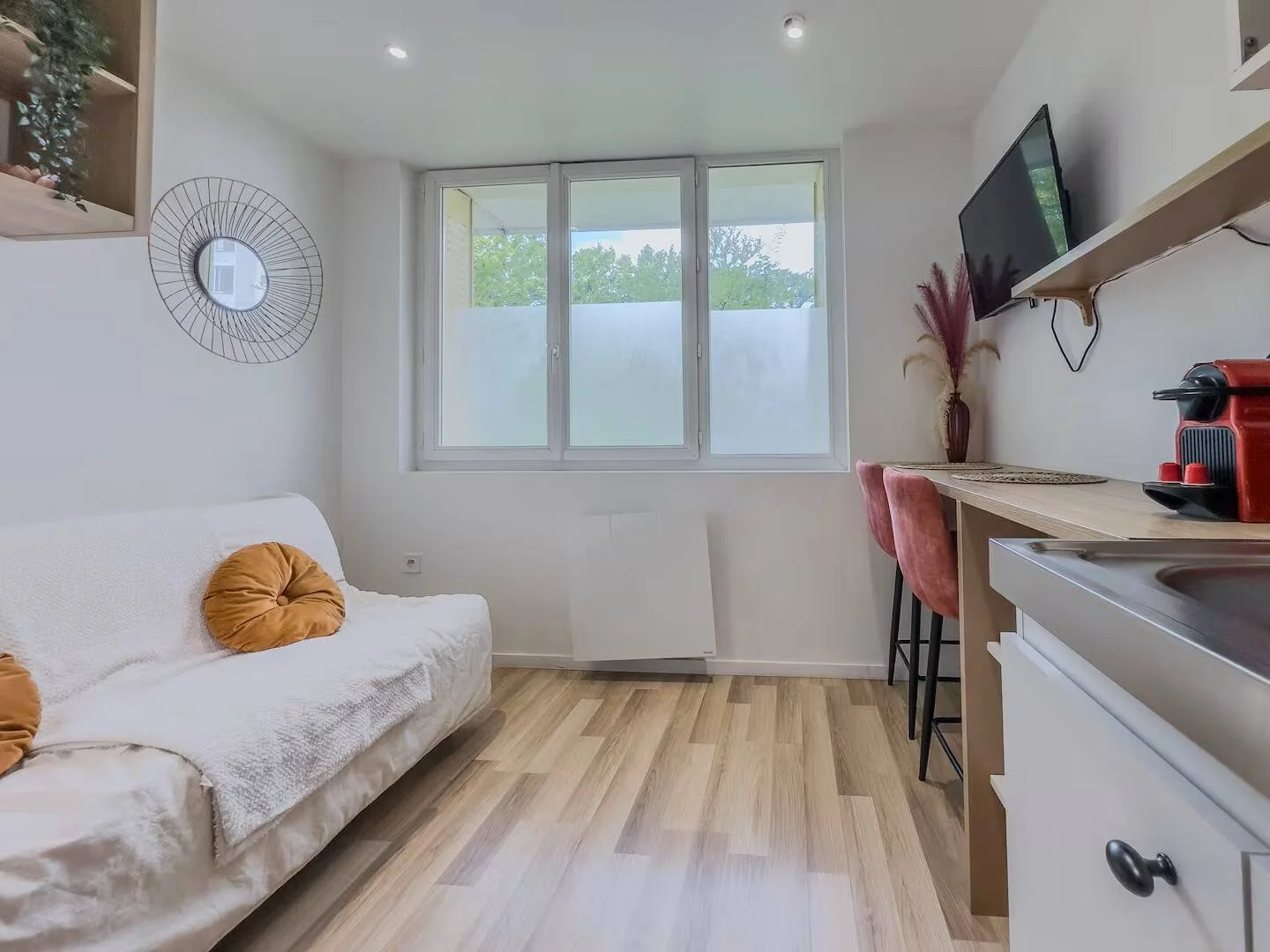 Quarto acessível para estudantes com iluminação ampla em 