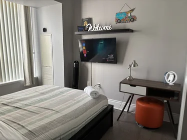 Quarto privado em Doris Avenue 500, imagem 1 de 10