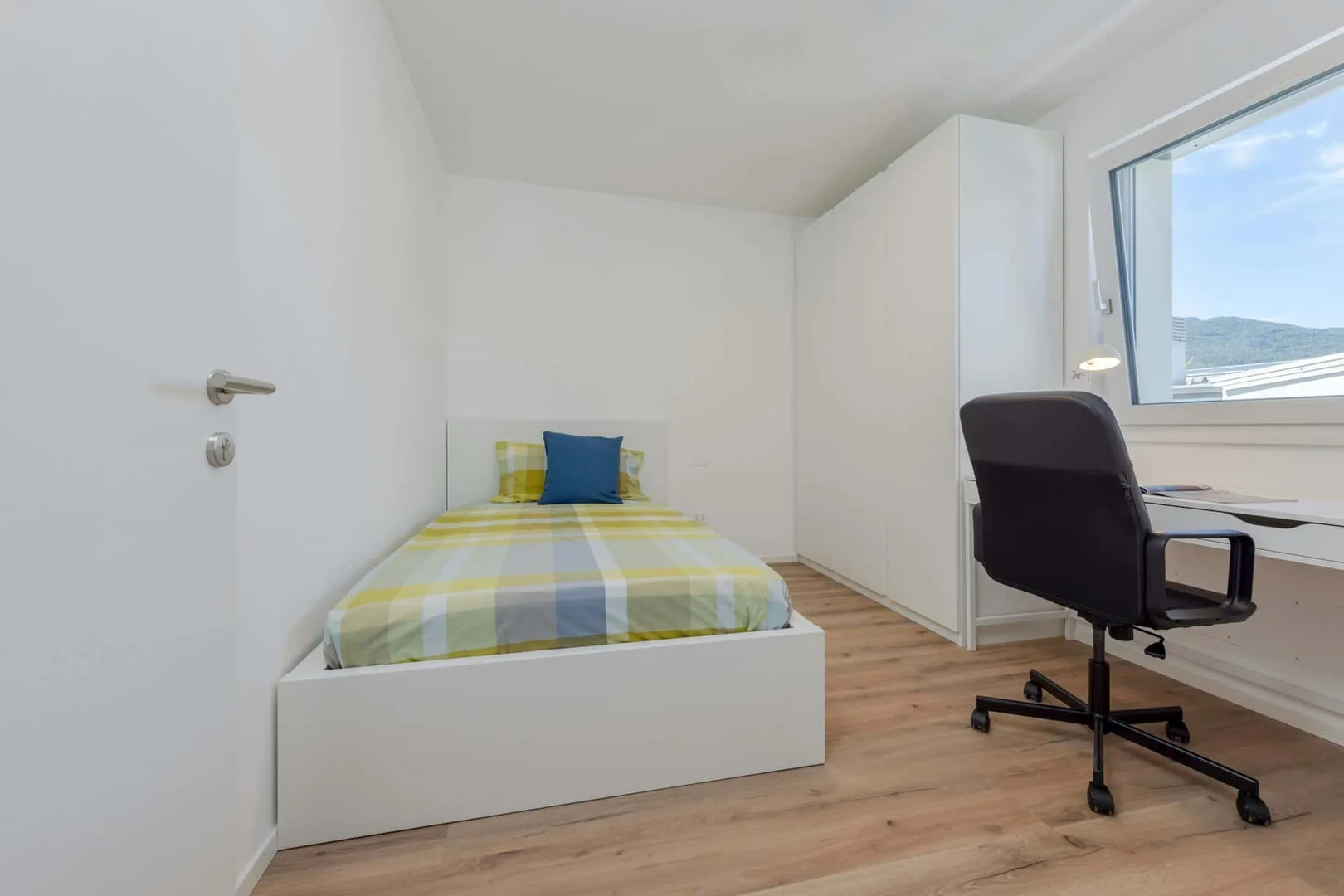 Cozy room for students available in 