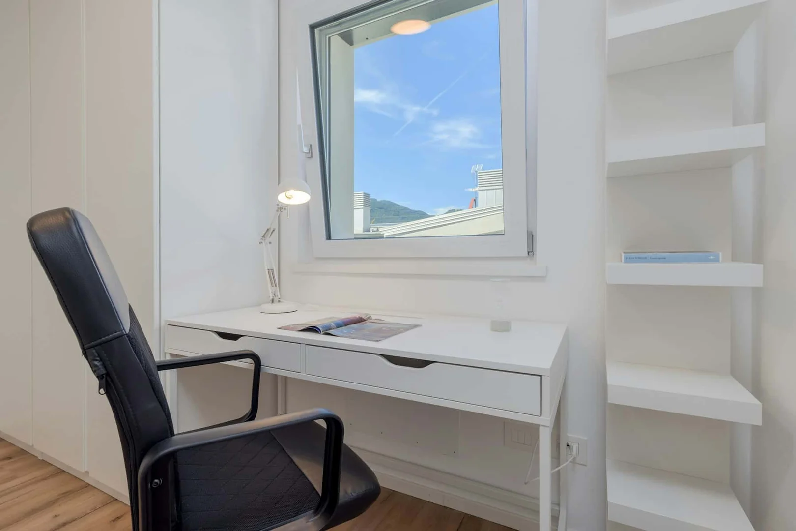 Bright and airy student room with easy university access in 