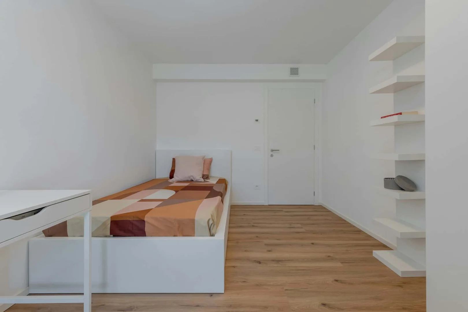 Functional student room perfect for studying in 