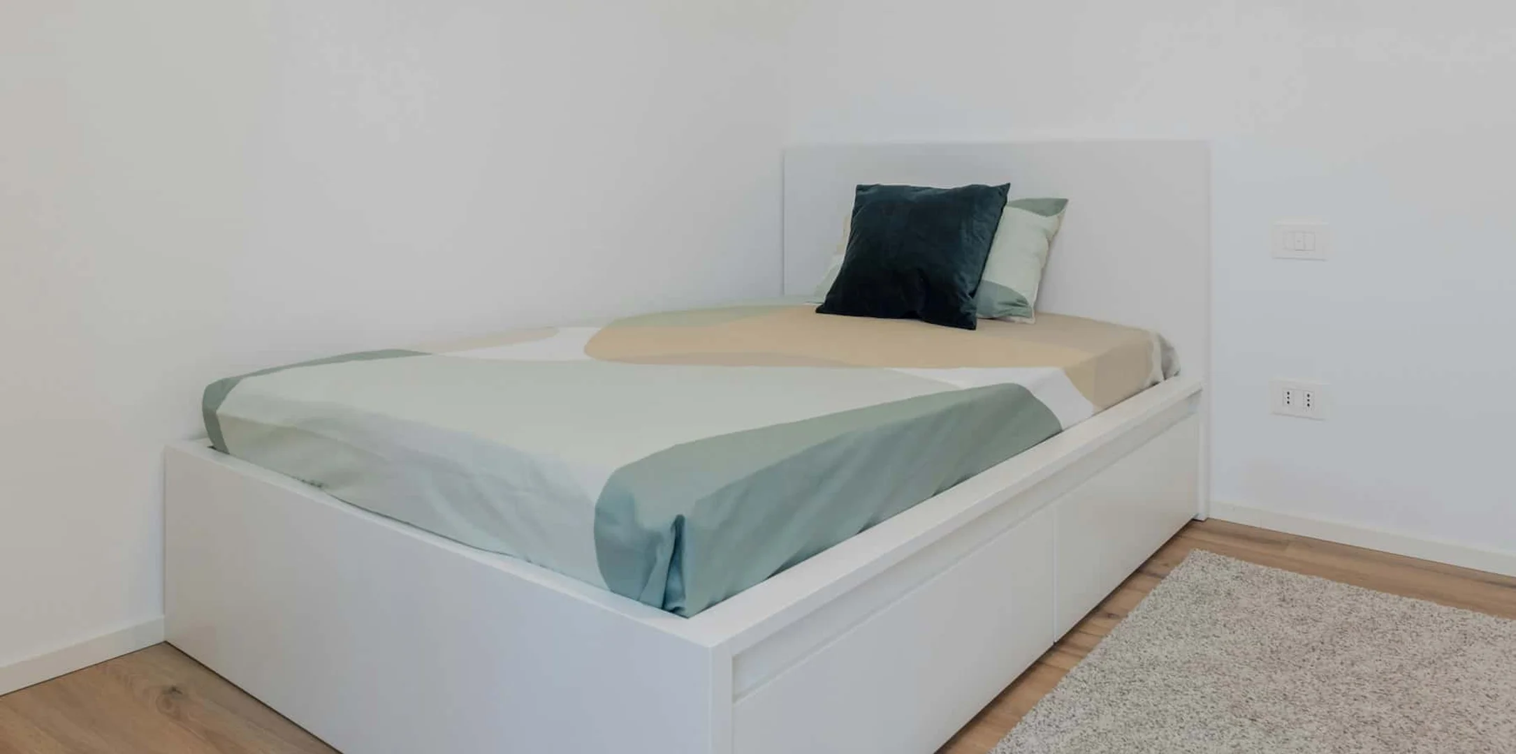 Chambre abordable pour les étudiants avec un bon éclairage dans 