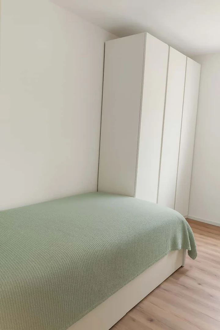 Bright and airy student room with easy university access in 