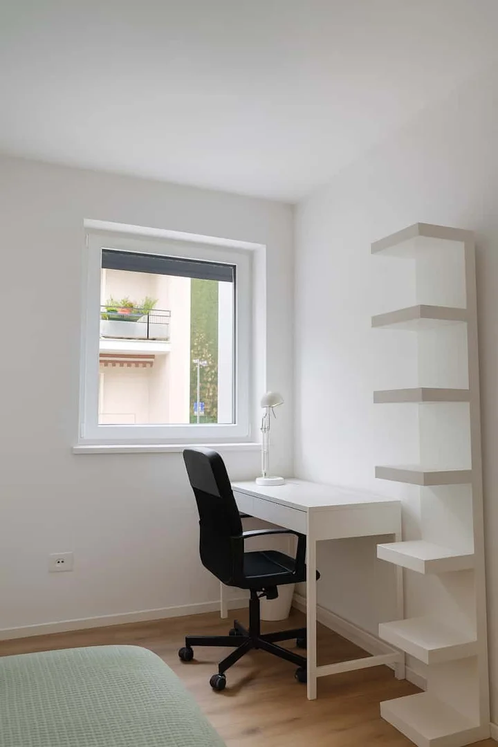Comfortable and spacious student room in 