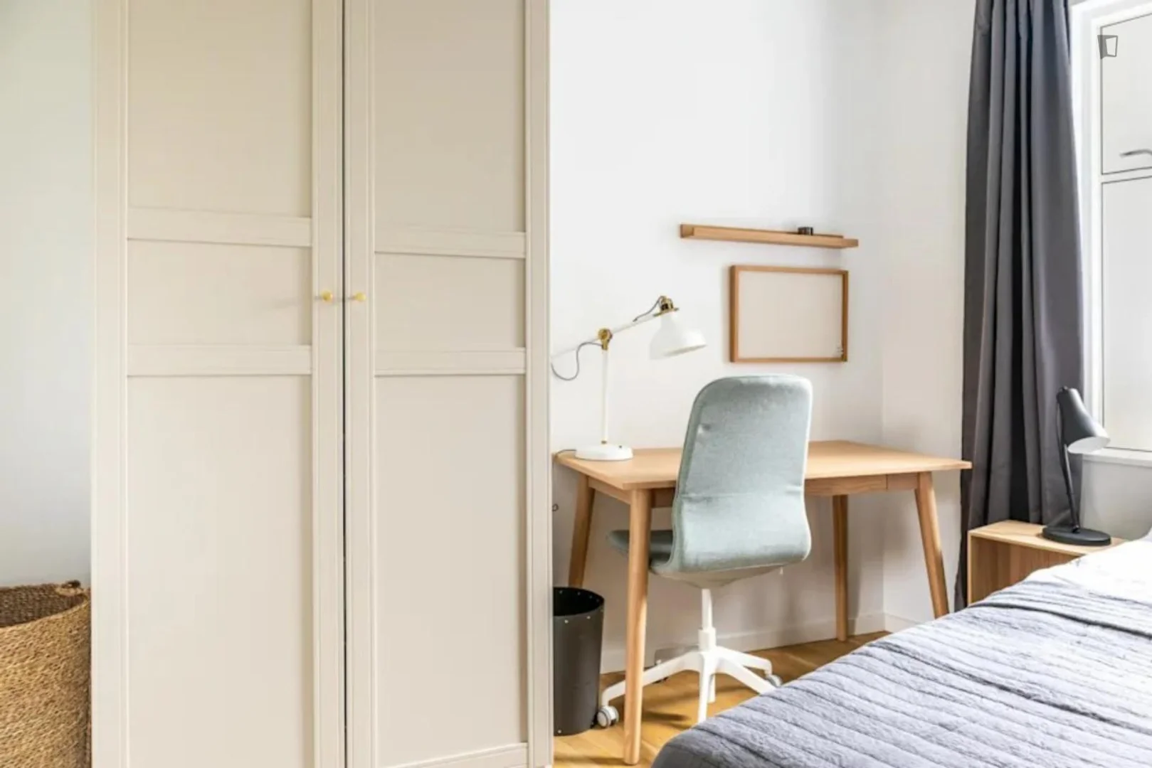 Bright and airy student room with easy university access in 