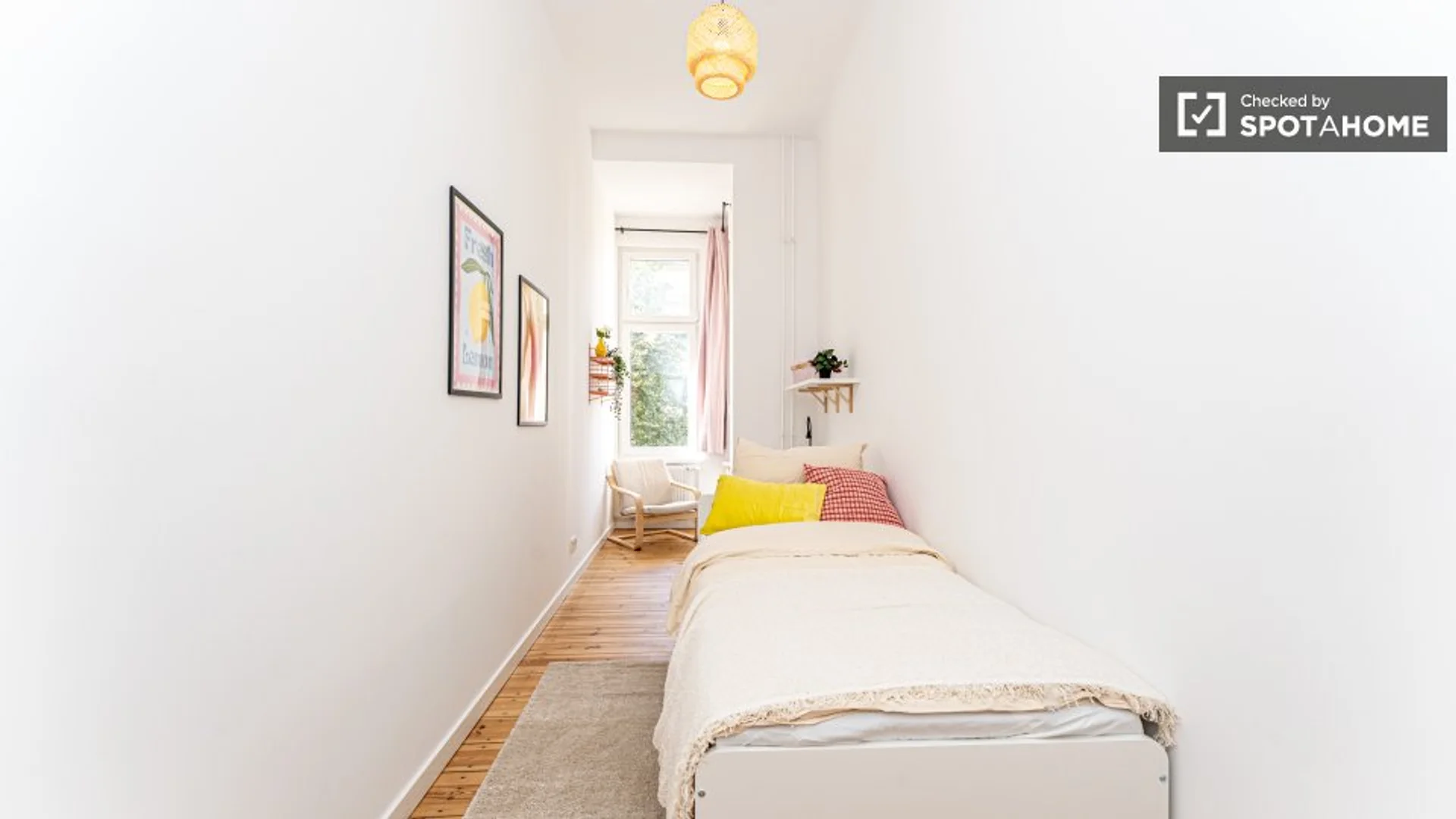 Chambre confortable pour étudiants disponible dans 