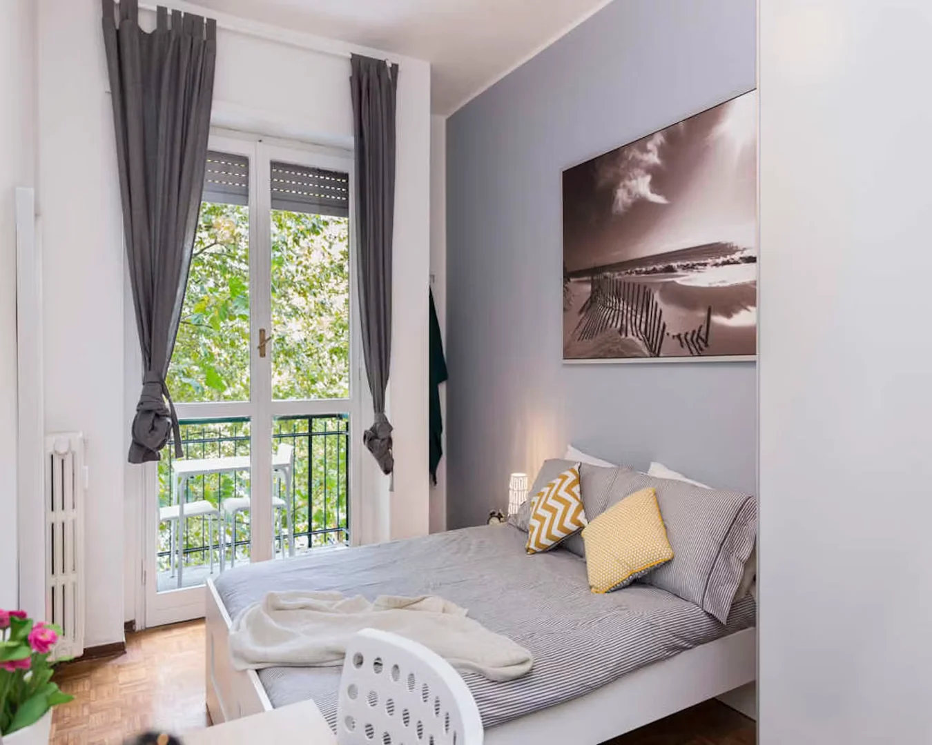 Quarto de estudante em  com área de estudo e instalações partilhadas