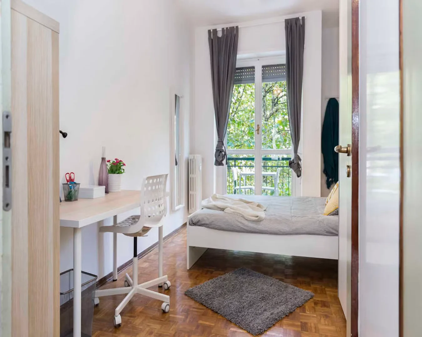 Quarto acessível para estudantes com iluminação ampla em 