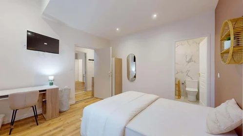 Private room at 194 Rue Pelleport, 33800 Bordeaux, France, image 2 of 15