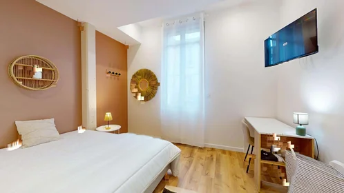 Private room at 194 Rue Pelleport, 33800 Bordeaux, France, image 4 of 15