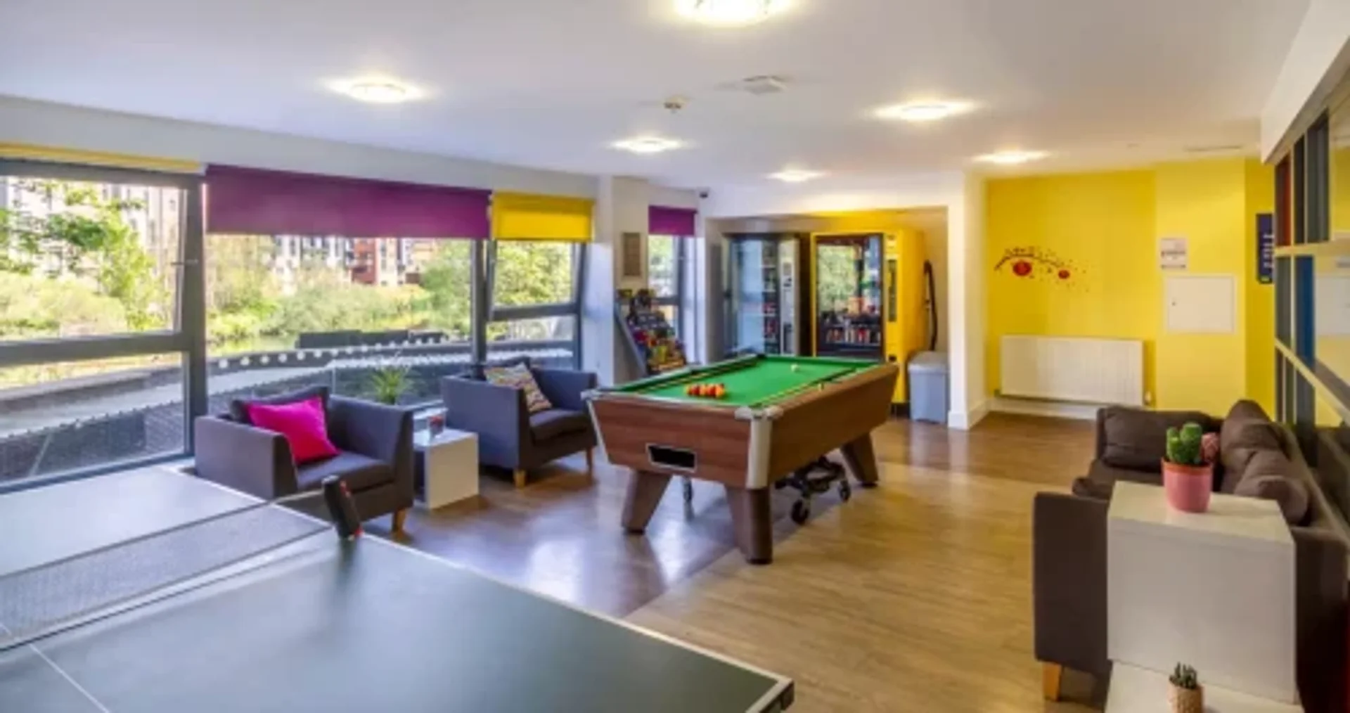 Habitación estudiantil luminosa y aireada con fácil acceso a la universidad en 