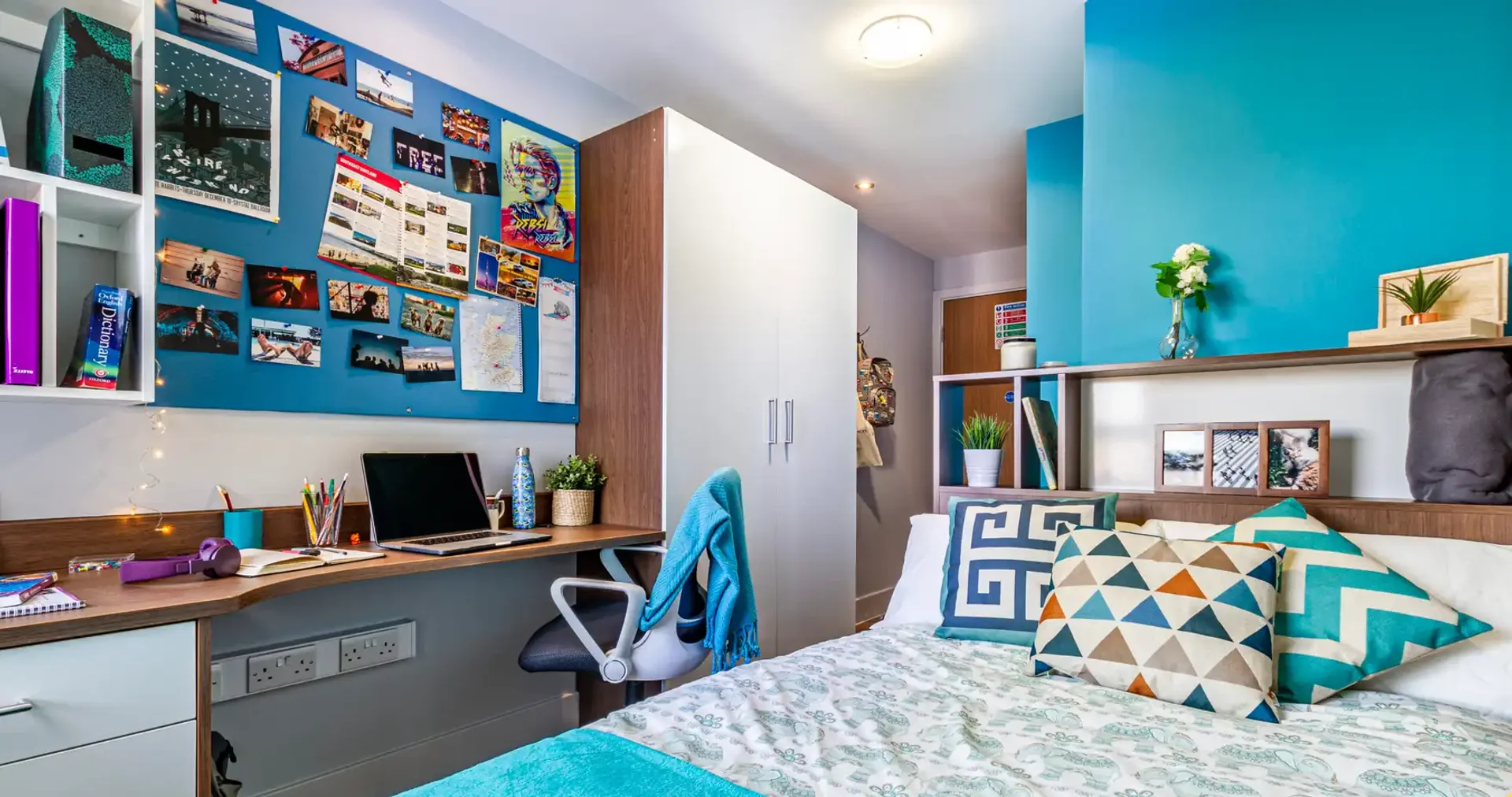 Habitación estudiantil funcional perfecta para estudiar en 