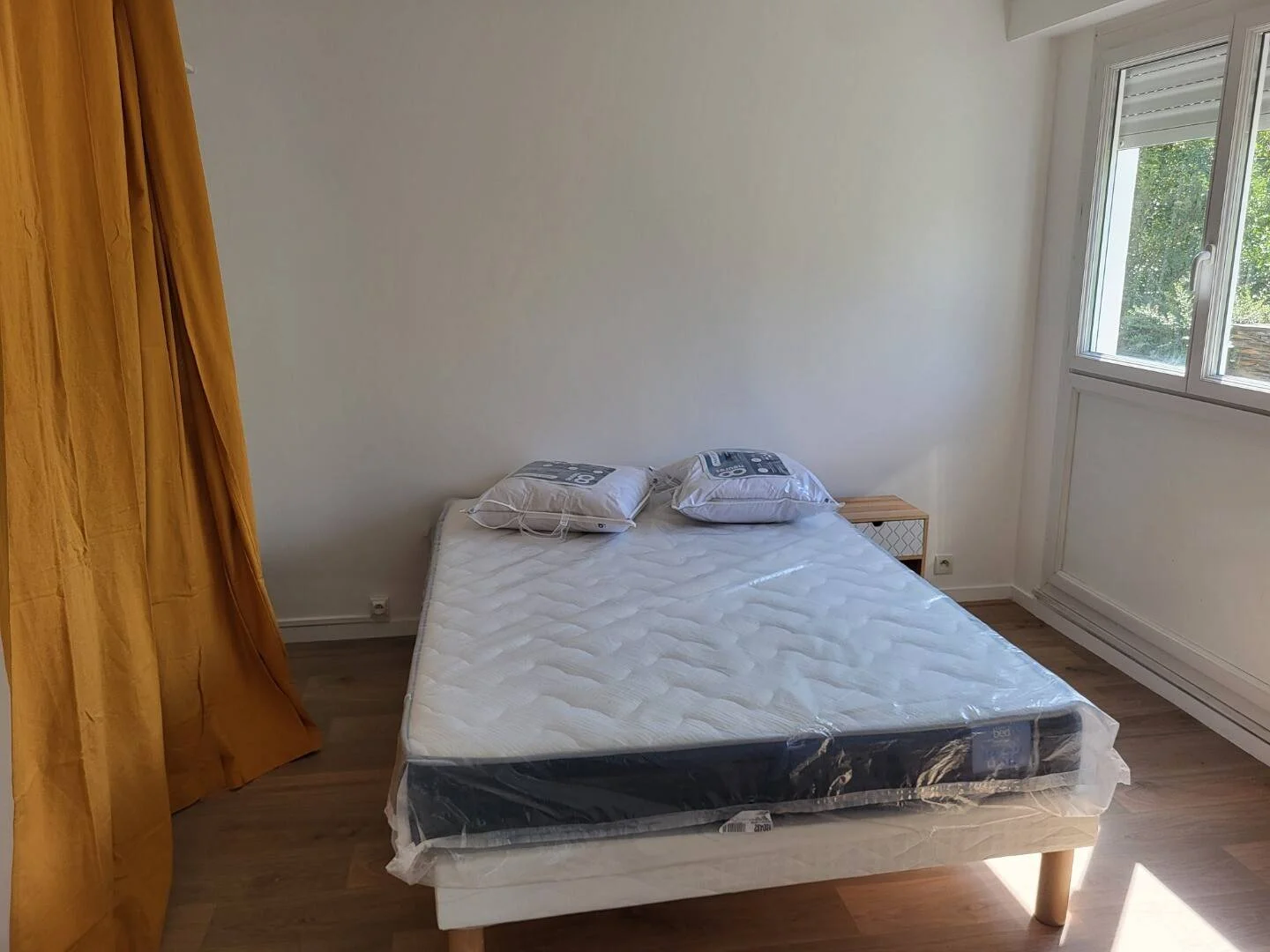 Studentenzimmer in  mit Arbeitsbereich und Gemeinschaftseinrichtungen
