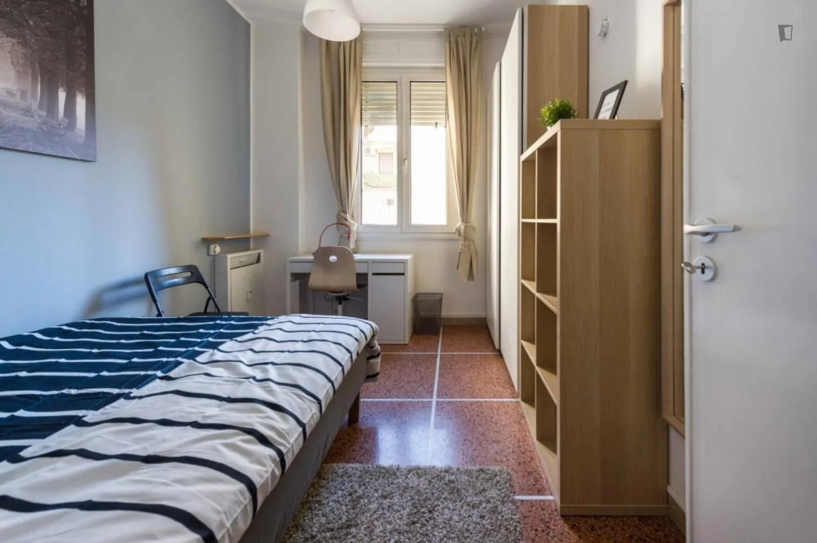 Funktionelles Studentenzimmer perfekt zum Studieren in 