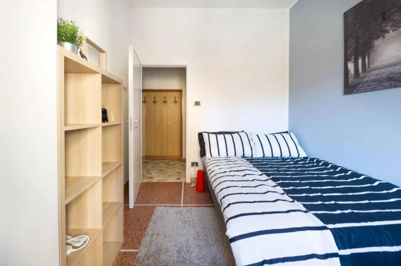 Studentenzimmer in  mit Arbeitsbereich und Gemeinschaftseinrichtungen