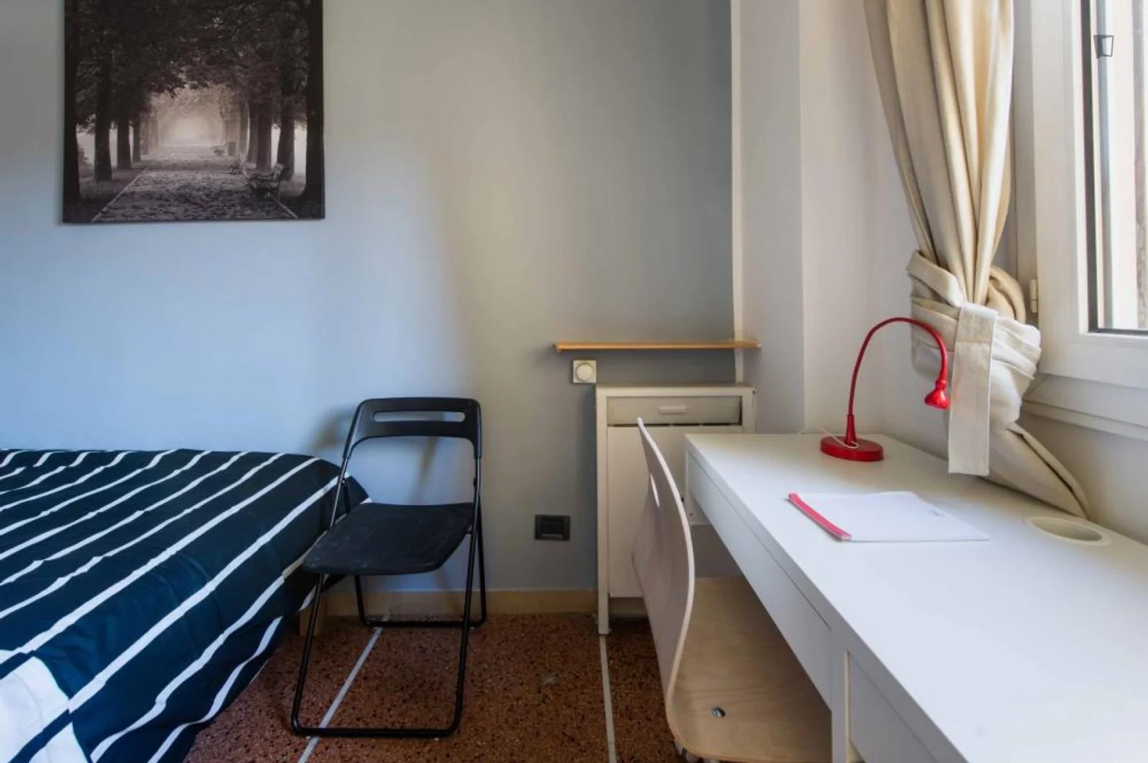 Studentenzimmer in  mit Arbeitsbereich und Gemeinschaftseinrichtungen