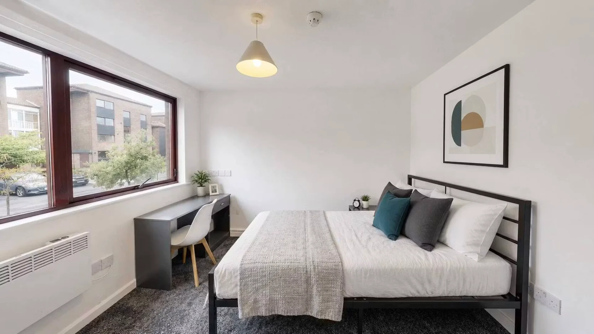 Comfortable and spacious student room in 