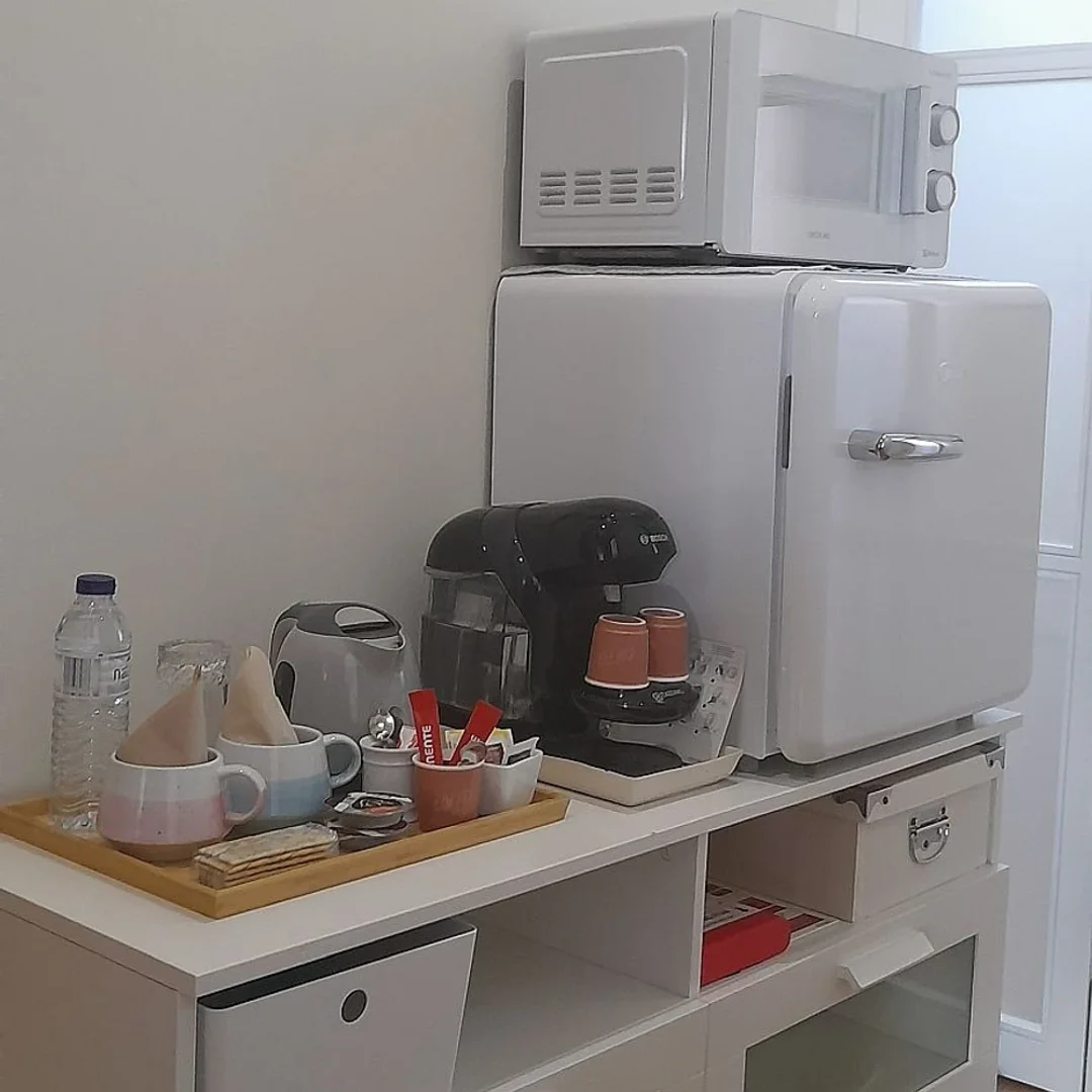 Quarto de estudante em com área de estudo e instalações partilhadas