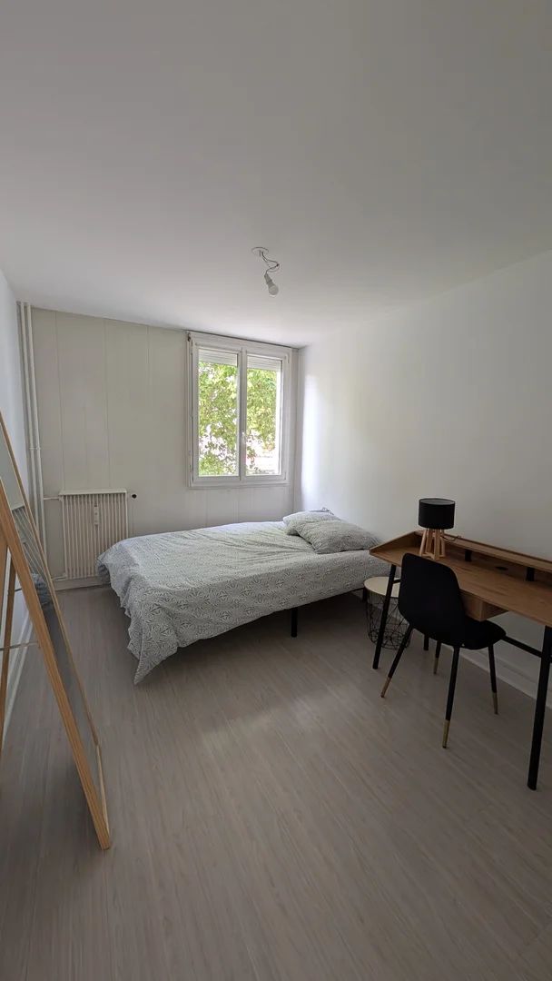 Helles und luftiges Studentenzimmer mit einfachem Zugang zur Universität in 