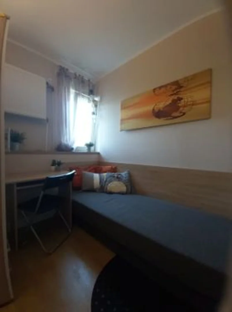 Economical student room with convenient location in