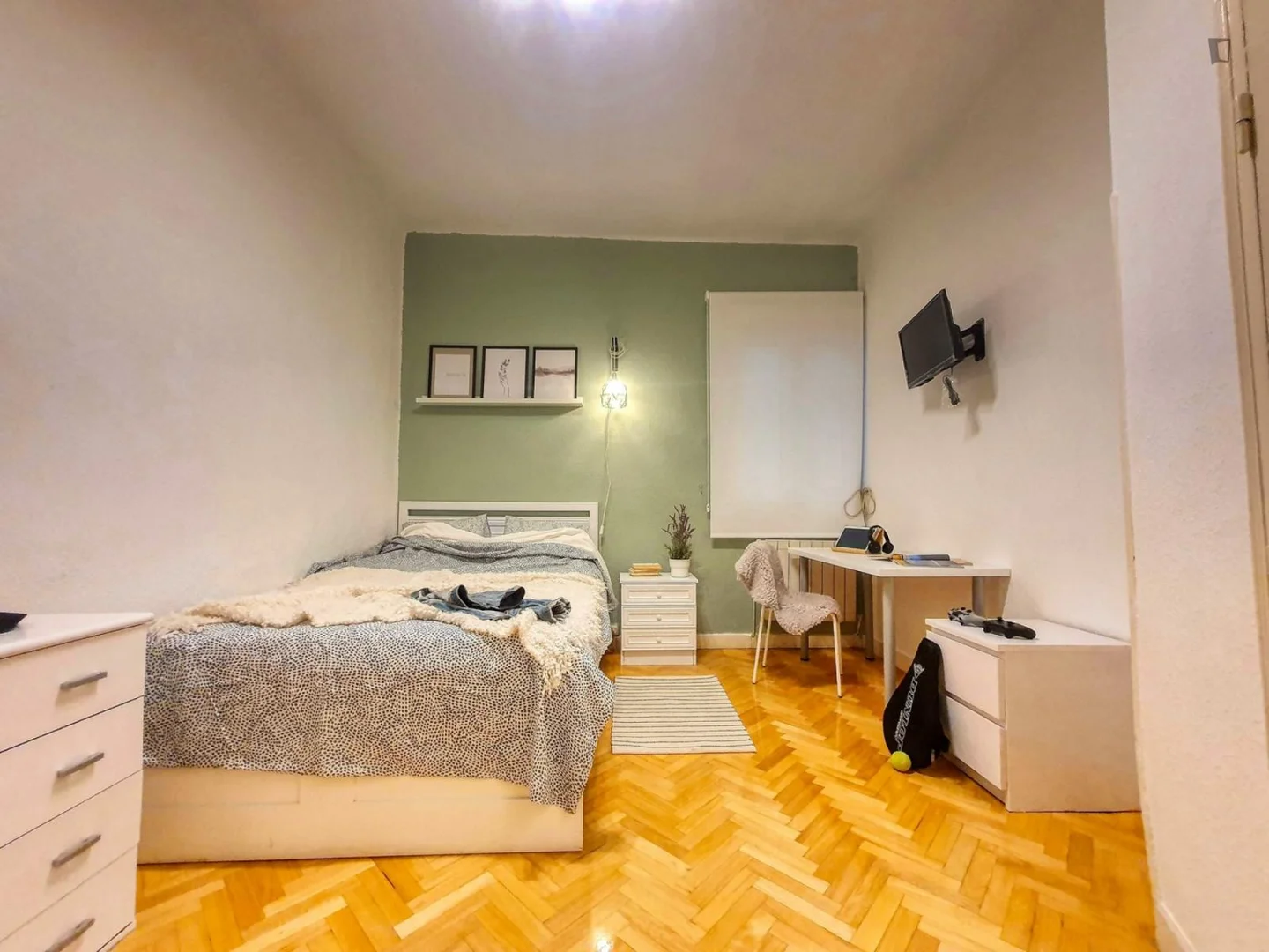 Funkcjonalny pokój studencki idealny do nauki w 