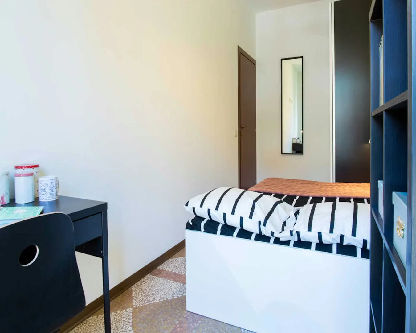 Chambre abordable pour les étudiants avec un bon éclairage dans 