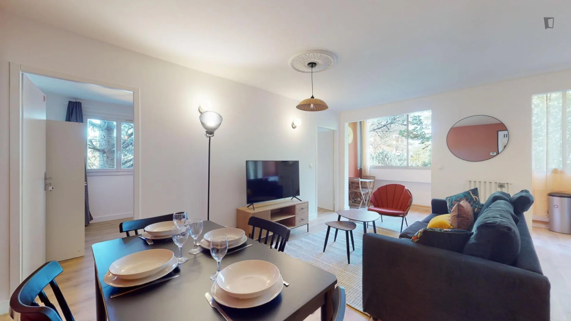 Habitación estudiantil amplia y cómoda en 