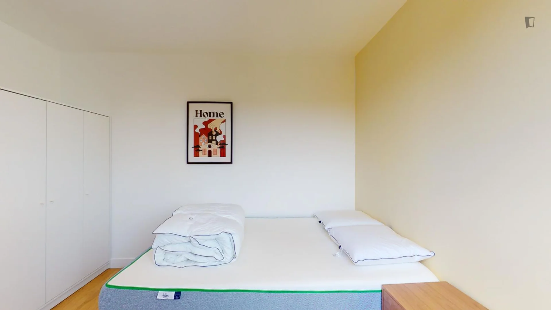 Chambre abordable pour les étudiants avec un bon éclairage dans 
