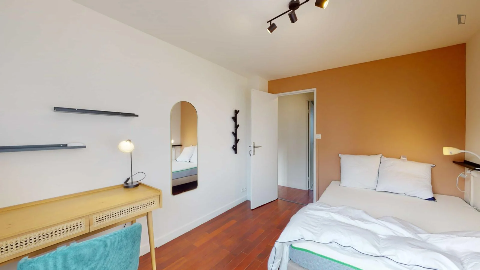 Comfortable and spacious student room in