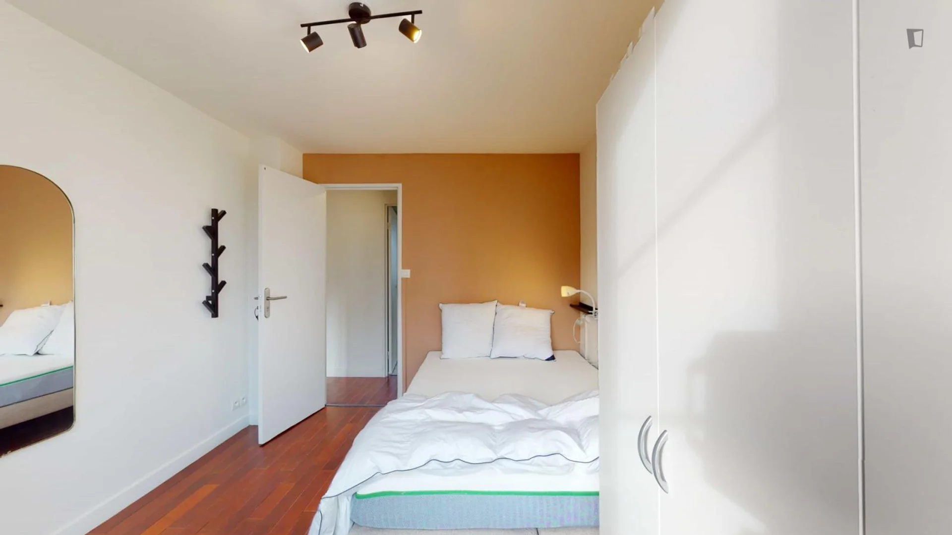 Bright and airy student room with easy university access in