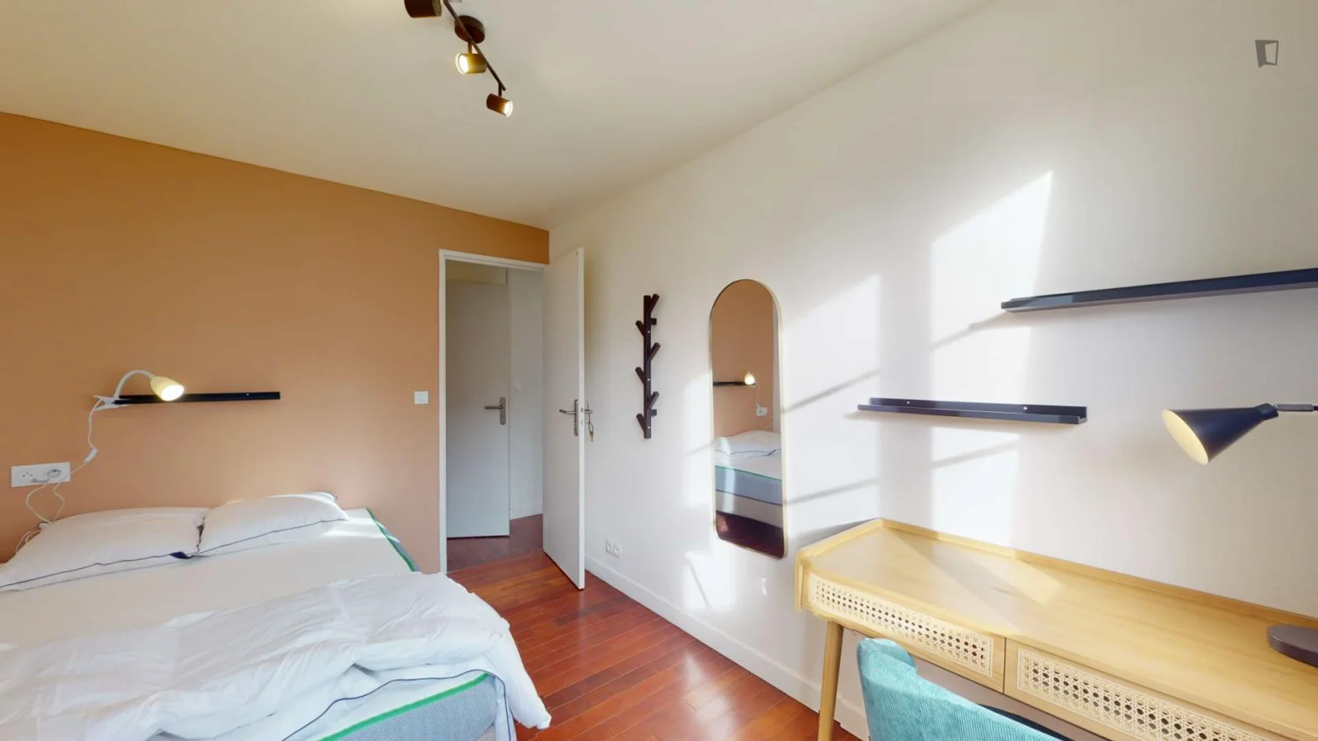 Functional student room perfect for studying in 
