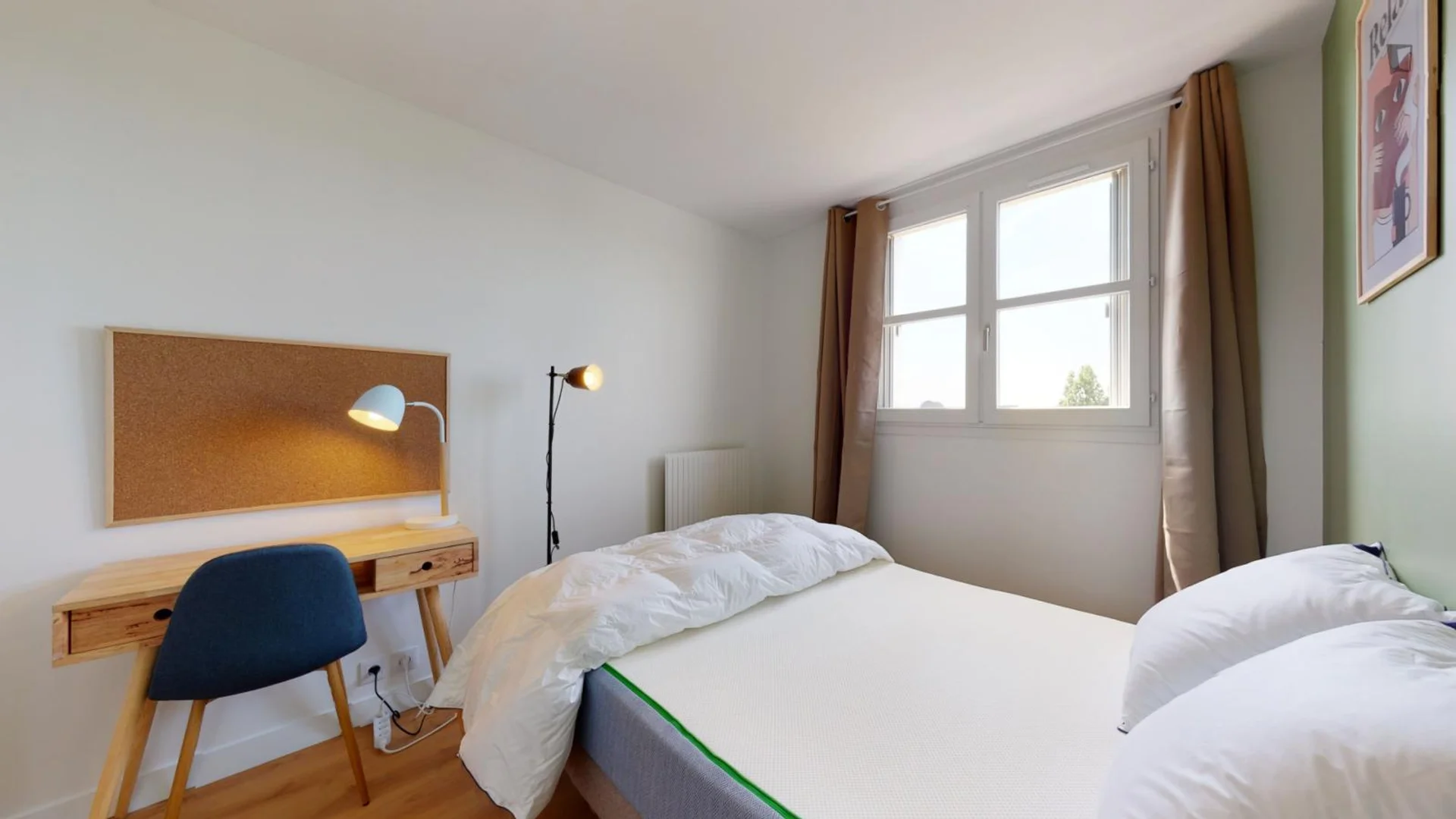 Habitación estudiantil luminosa y aireada con fácil acceso a la universidad en 