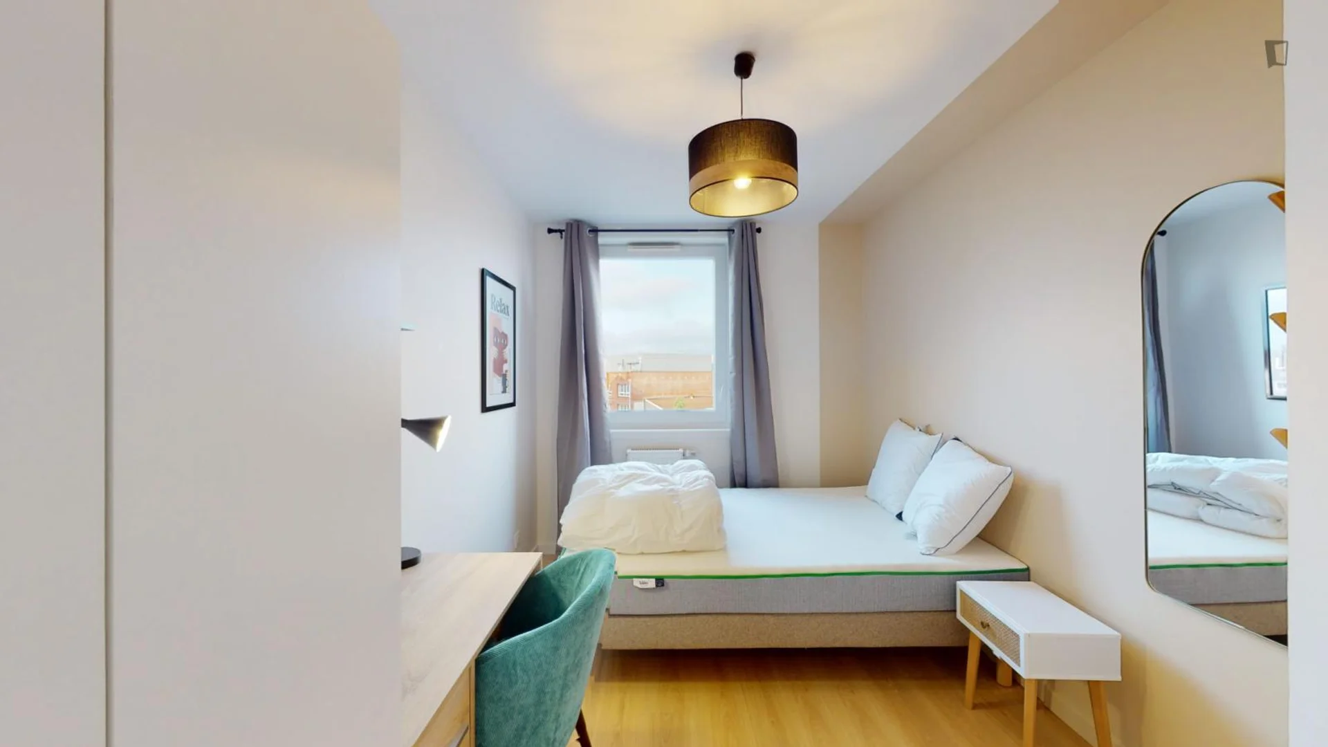 Habitación estudiantil funcional perfecta para estudiar en 