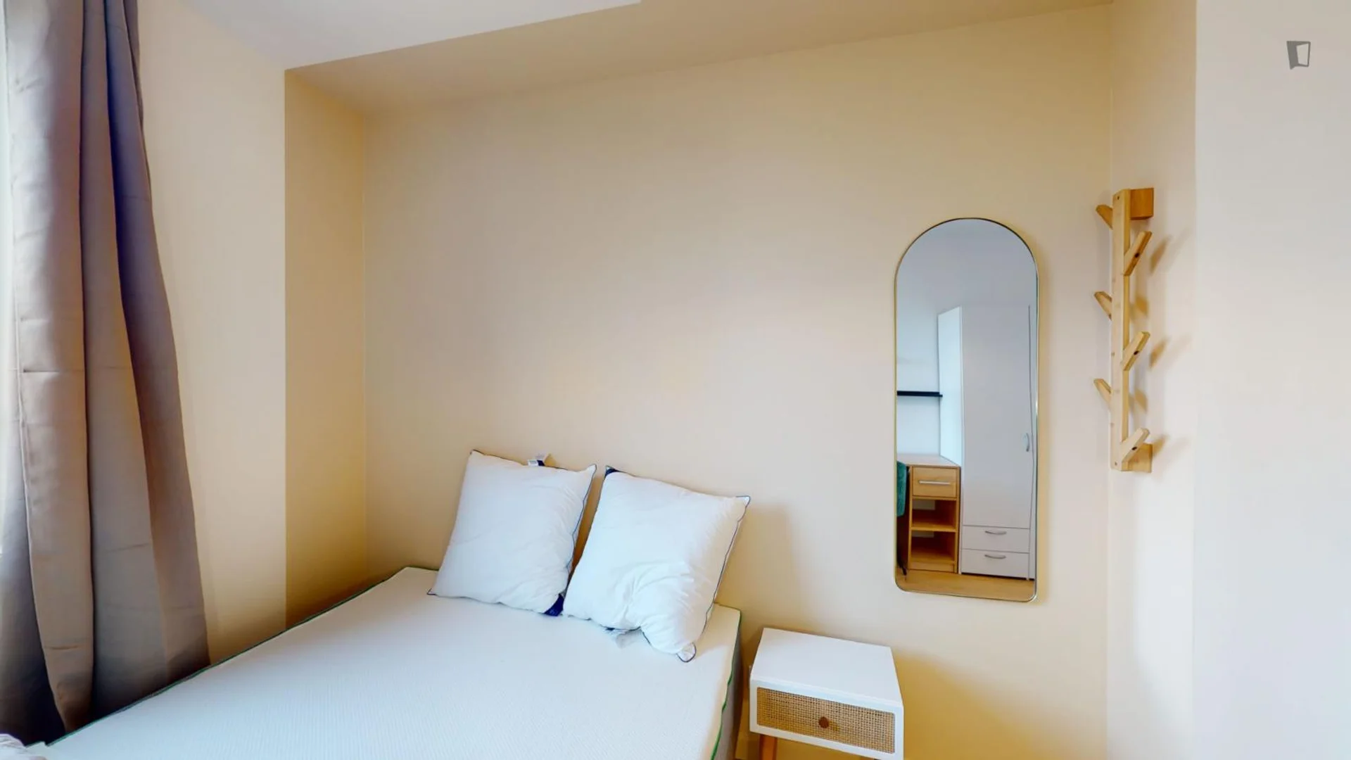 Habitación para estudiantes en  con área de estudio y facilidades compartidas