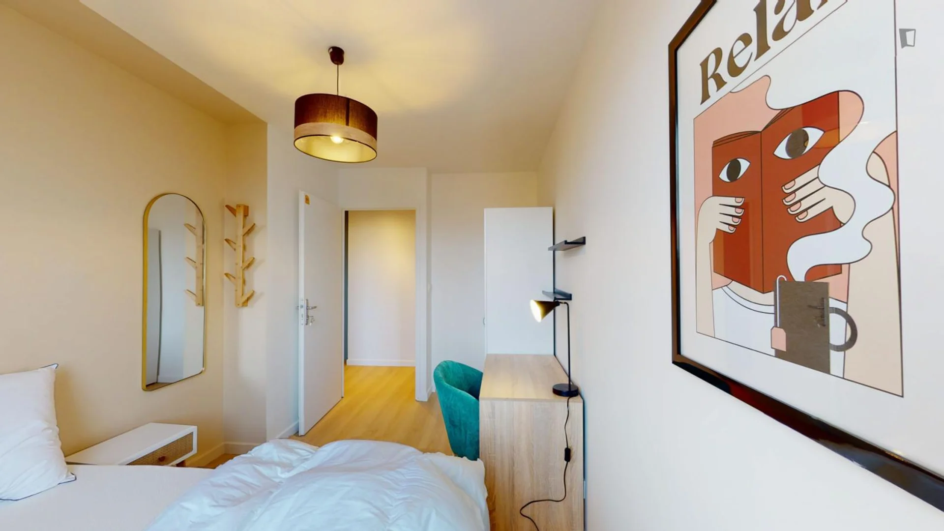 Habitación estudiantil luminosa y aireada con fácil acceso a la universidad en 