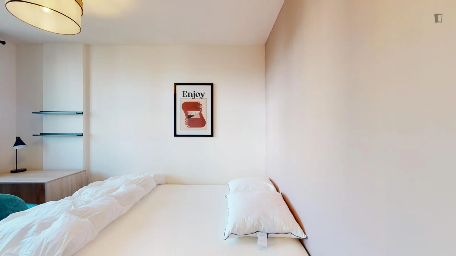 Economical student room with convenient location in 