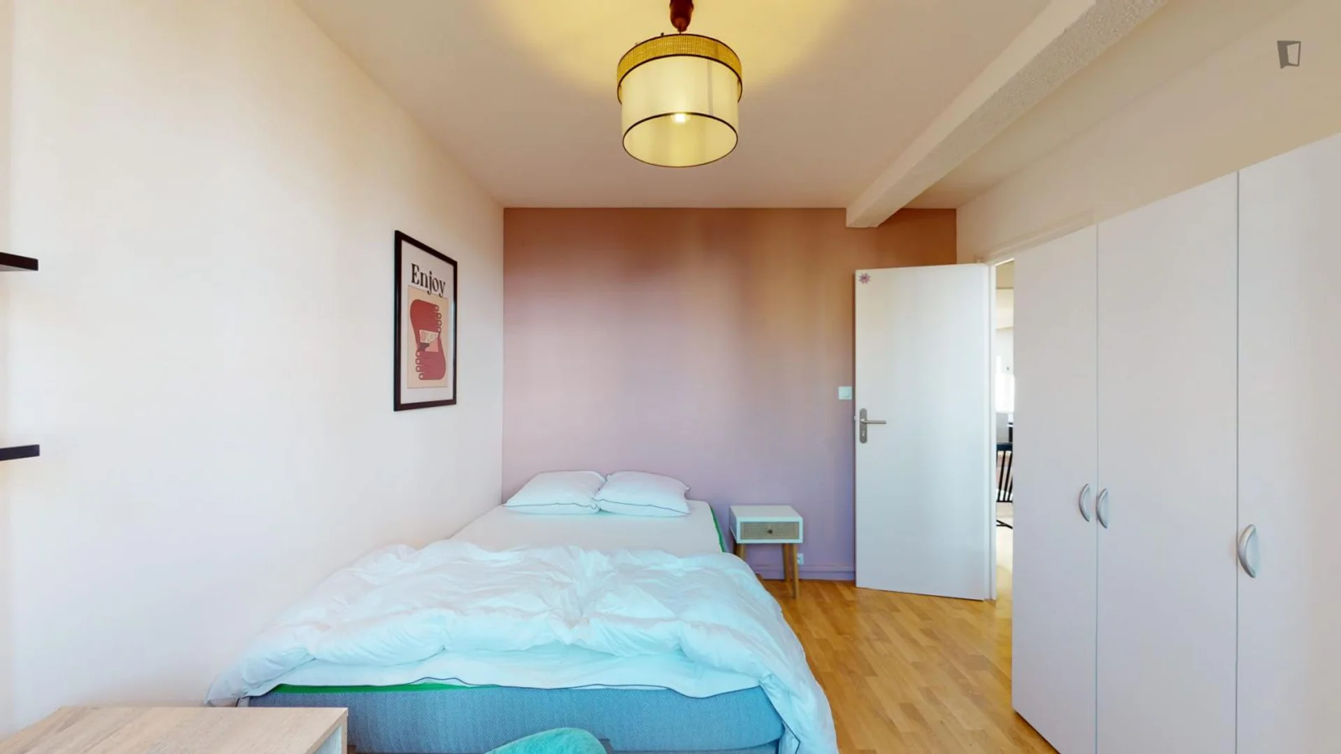 Functional student room perfect for studying in 