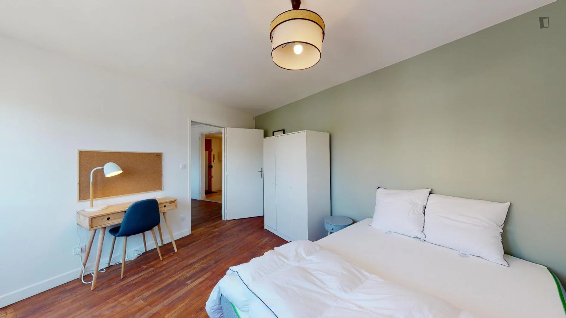 Quarto de estudante em  com área de estudo e instalações partilhadas