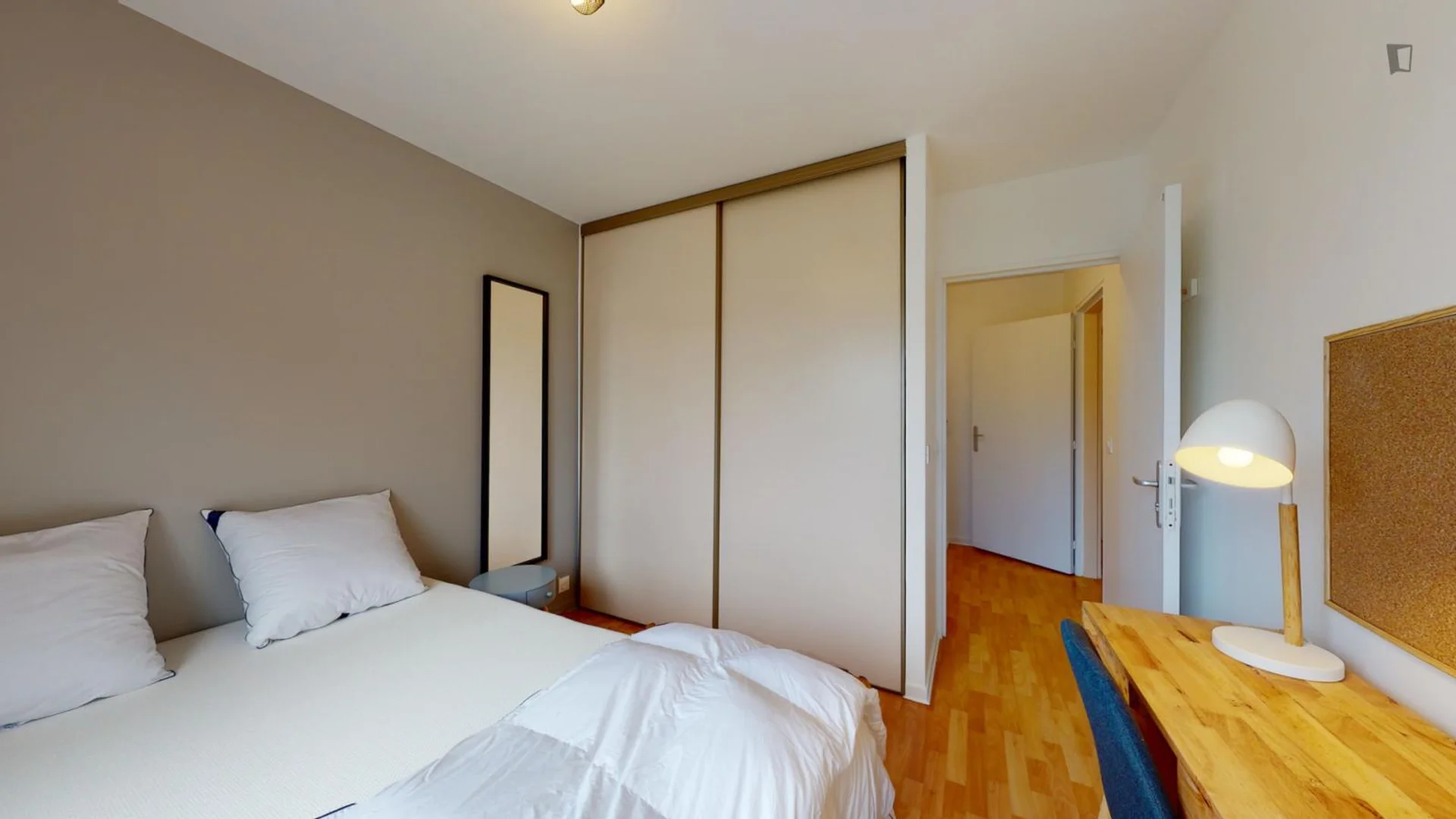 Quarto amigo do estudante em  com comodidades modernas