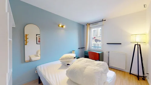 Chambre à louer dans un appartement en colocation à {area}