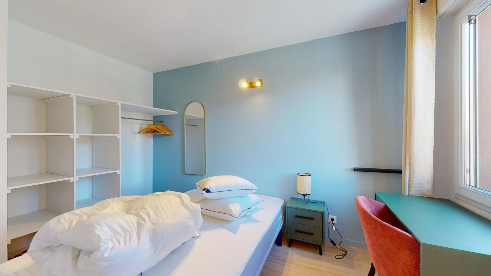Chambre d'étudiant lumineuse et aérée avec accès facile à l'université dans 